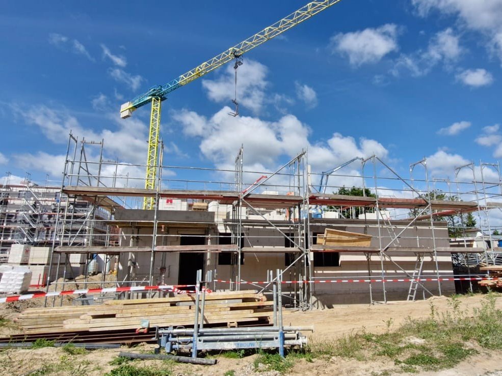 Ansicht der Baustelle, Rohbau und Baugeräte und Material sind zu sehen.